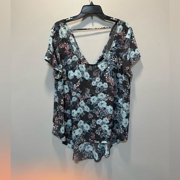 NWT Torrid Hi-Low swoop neck, light blue gray floral top size 1 - Picture 11 of 11